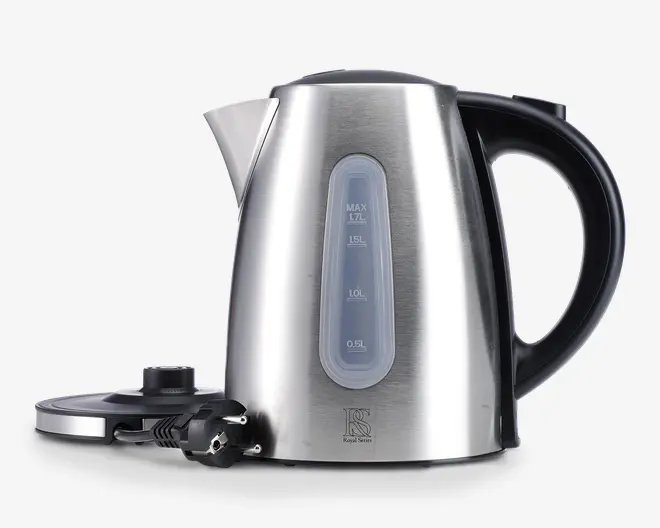 Elektrisk kedel i rustfrit stål med sort håndtag og bund, udstyret med en gennemsigtig vandstandsmåler på siden, der viser målinger op til 1,7 liter. Kanden har en bred tud for nem påfyldning og en aftagelig bund med ledning, så den kan bruges trådløst. Designet er moderne og stilrent, velegnet til nutidige køkkener.