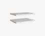 To rektangulære hylder med en glat, hvid overflade på toppen og siderne samt synlige spånpladekanter i den ene ende. Hylderne har et moderne, minimalistisk udseende og er designet til nem montering og alsidig brug i forskellige rum.