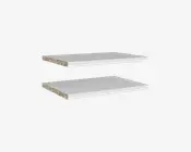 To rektangulære hylder med en glat, hvid overflade på toppen og siderne samt synlige spånpladekanter i den ene ende. Hylderne har et moderne, minimalistisk udseende og er designet til nem montering og alsidig brug i forskellige rum.