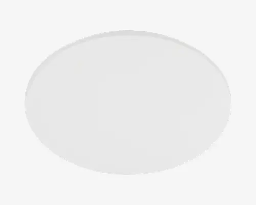 En rund, flad, hvid tallerken med en glat overflade og en let hævet kant. Tallerkenen har et minimalistisk design uden mønstre eller dekorationer, hvilket gør den velegnet til forskellige borddækninger.