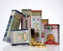 Assorterede rektangulære dåser og beholdere til pasta med vintage-inspirerede etiketter i creme, rød, blå og grøn, nogle vist oprejst og én liggende på siden med tør pasta, der vælter ud.