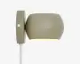 Væghængt lampe med mat olivengrøn finish og en rund, trommeformet skærm. Lampen har et enkelt, moderne design med en synlig skrue på monteringspladen og en ledning, der går ud fra bunden. Skærmen leder lyset nedad og giver en fokuseret belysning.
