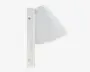 Væghængt lampe med minimalistisk design og mat hvid finish. Lampen har en konisk skærm, der leder lyset nedad, og er monteret på en rektangulær, lodret monteringsplade med to synlige skruer for sikker fastgørelse.