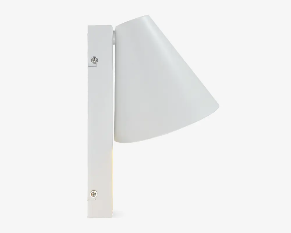Væghængt lampe med minimalistisk design og mat hvid finish. Lampen har en konisk skærm, der leder lyset nedad, og er monteret på en rektangulær, lodret monteringsplade med to synlige skruer for sikker fastgørelse.