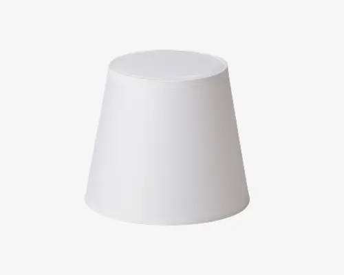 En enkel, hvid, konisk formet genstand med en glat, mat overflade. Siderne skråner let udad fra toppen mod bunden, og den øverste flade er flad. Designet er minimalistisk uden synlige mønstre, teksturer eller udsmykninger.