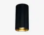 En cylindrisk lampe med lodrette riller og mat sort yderside samt en guldfarvet inderside. Lampen er åben i bunden, hvilket giver et direkte nedadgående lys. Det elegante og moderne design gør den velegnet til nutidige indretninger.