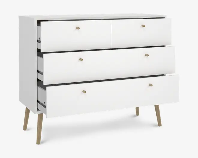 Et moderne hvidt skab med fire skuffer, hvor de to øverste er mindre og de to nederste er større. Hver skuffe har en lille rund træknop for nem åbning. Skabet står på fire skråtstillede træben, hvilket giver det et udtryk i retrostil. Skufferne er vist delvist åbne og afslører rummelige opbevaringsrum.