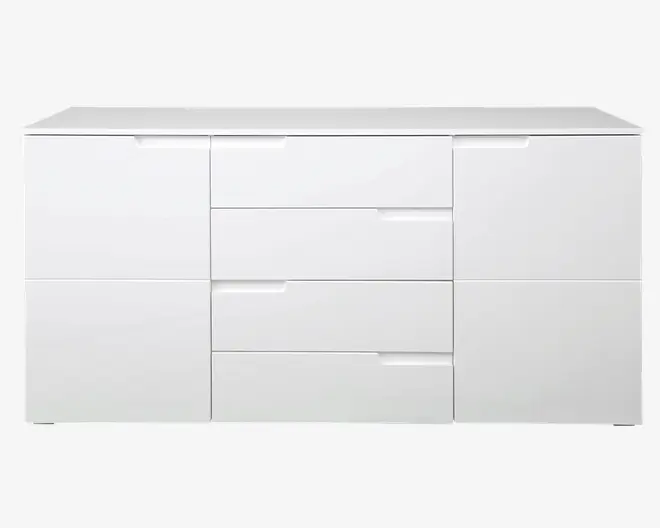 Et moderne, hvidt opbevaringsmøbel med blank finish og et symmetrisk design. Møblet har tre centralt placerede skuffer stablet lodret, flankeret af to låger på hver side. Låger og skuffer har integrerede, indbyggede greb, hvilket giver et stilrent og grebsfrit udtryk. Det samlede udseende er minimalistisk og passer godt til moderne indretning.