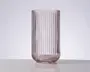 Højt, klart glas med lodrette riller, let afrundet bund og en svag rosa farvetone.
