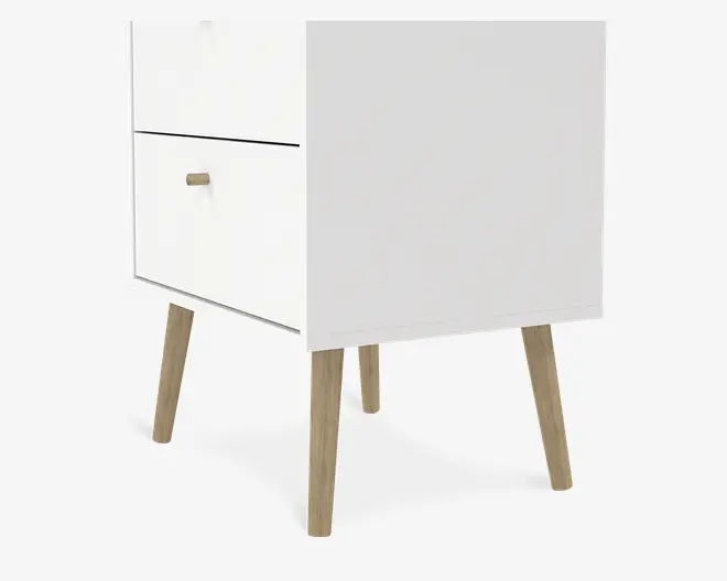 Et hvidt skab med rene, minimalistiske linjer og to skuffer. Skufferne har små, enkle håndtag i træ. Skabet står på fire skråtstillede ben i lyst træ, hvilket giver det et moderne, skandinavisk udtryk.