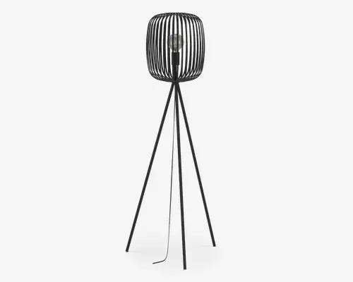 Høj gulvlampe med sort metalstativ i tripod-design og en cylindrisk lampeskærm formet som et bur af lodrette metalslats. Pæren er synlig inde i den åbne skærm, hvilket giver lampen et moderne, industrielt udtryk. Lampen har en ledning, der hænger ned fra midten.