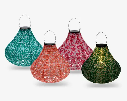 Sæt med fire lanterner i forskellige farver: turkis, orange, pink og grøn. Hver lanterne har en rund, pæreformet facon med bred bund, der smalner ind mod toppen. Overfladen har et fint udskåret bladmønster, som lader lyset skinne igennem og skaber dekorative skygger. Alle lanterner har et solidt metalhåndtag, så de nemt kan bæres eller hænges op. Lanternerne ser ud til at være lavet af et let materiale, velegnet til både indendørs og udendørs brug.