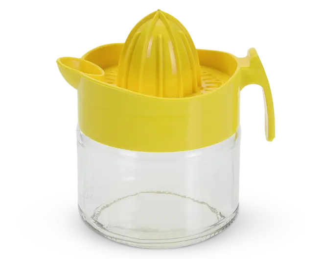 Manuel citruspresser med en gennemsigtig beholder og et klart gult pressehoved og låg. Beholderen har et håndtag for nem hældning og en tud til at lede saften. Pressehovedet er riflet for effektiv udvinding, og låget har en si, der adskiller kerner og frugtkød fra saften.