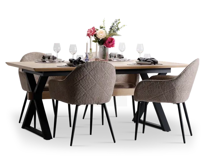 Et moderne spisesæt bestående af et rektangulært bord med lys træbordplade og sorte metalben i X-form. Sættet inkluderer seks polstrede stole i blødt, tekstureret beige stof med quiltet mønster på ryglænet og slanke sorte metalben. Bordet er stilfuldt dækket med hvide tallerkener, sorte servietter, klare vinglas og en blomsterdekoration i en glasvase som midtpunkt.