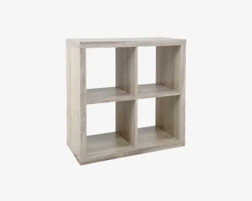 En reol med lys træfinish og et rektangulært stel, der har fire lige store kvadratiske rum arrangeret i et 2x2 gitter. Overfladen har en glat, naturlig træstruktur, og det åbne design på bagsiden gør det nemt at placere og få adgang til opbevarede genstande.
