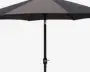 Stor udendørs parasol med skiftevis mørke og lysegrå stofpaneler. Parasollen har en solid sort stang og et håndsving, der gør det nemt at åbne og lukke. Skærmen er bred og giver god skygge, og konstruktionen virker robust til udendørs brug.