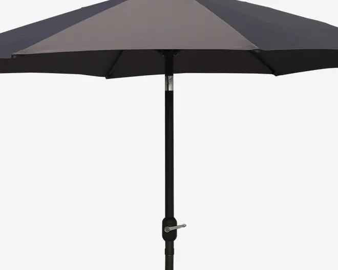 Stor udendørs parasol med skiftevis mørke og lysegrå stofpaneler. Parasollen har en solid sort stang og et håndsving, der gør det nemt at åbne og lukke. Skærmen er bred og giver god skygge, og konstruktionen virker robust til udendørs brug.
