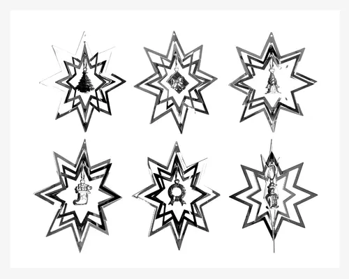 Sæt med seks stjerneformede ornamenter i metal, hver med en unik hængende charm i midten. Charms inkluderer et juletræ, en gaveæske, en klokke, en julesok, en krans og et stearinlys. Stjernerne har lagdelte, kantede designs med skiftevis blanke og matte overflader, hvilket giver et iøjnefaldende udtryk. Velegnet til festlig dekoration, og hvert ornament har en løkke til nem ophængning.