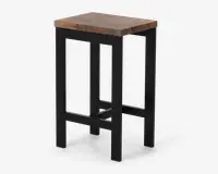 En høj skammel med et firkantet sæde i træ med naturlig træstruktur. Skamlen har en robust sort metalramme med fire lige ben og tværstænger for ekstra stabilitet. Designet er minimalistisk og industrielt, velegnet til moderne eller rustikke indretninger.