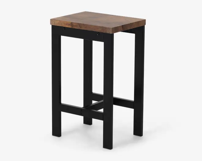 En høj skammel med et firkantet sæde i træ med naturlig træstruktur. Skamlen har en robust sort metalramme med fire lige ben og tværstænger for ekstra stabilitet. Designet er minimalistisk og industrielt, velegnet til moderne eller rustikke indretninger.