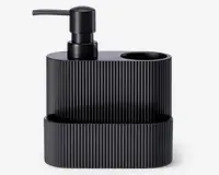 Mat sort organizer i sort med lodret rillet overflade, indbygget pumpe-dispenser, et rundt rum til for eksempel tandbørster og en frontbakke til småting. Moderne, minimalistisk design, der passer til badeværelse eller køkken.