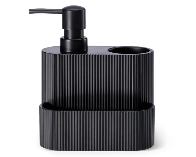 Mat sort organizer i sort med lodret rillet overflade, indbygget pumpe-dispenser, et rundt rum til for eksempel tandbørster og en frontbakke til småting. Moderne, minimalistisk design, der passer til badeværelse eller køkken.