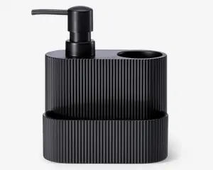 Mat sort organizer i sort med lodret rillet overflade, indbygget pumpe-dispenser, et rundt rum til for eksempel tandbørster og en frontbakke til småting. Moderne, minimalistisk design, der passer til badeværelse eller køkken.