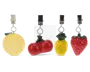Sæt med fire dekorative klips, hver med et forskelligt frugt- eller grøntsagsdesign: en citronskive, en tomat, en ananas og et jordbær. Klipsene er lavet af metal og har farverige, detaljerede vedhæng i resin, der ligner de respektive frugter eller grøntsager. Hver vedhæng er tredimensionel med realistiske teksturer og farver, og metalklipsen er robust til fastgørelse på forskellige genstande.