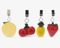 Sæt med fire dekorative klips, hver med et forskelligt frugt- eller grøntsagsdesign: en citronskive, en tomat, en ananas og et jordbær. Klipsene er lavet af metal og har farverige, detaljerede vedhæng i resin, der ligner de respektive frugter eller grøntsager. Hver vedhæng er tredimensionel med realistiske teksturer og farver, og metalklipsen er robust til fastgørelse på forskellige genstande.