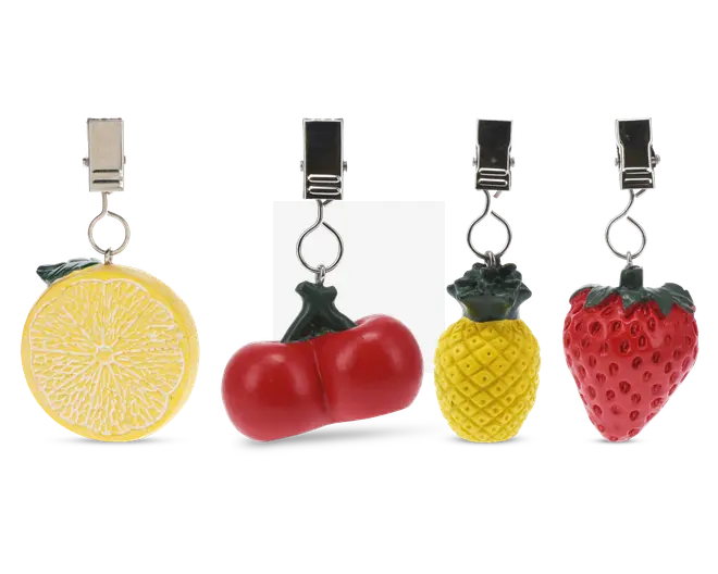 Sæt med fire dekorative klips, hver med et forskelligt frugt- eller grøntsagsdesign: en citronskive, en tomat, en ananas og et jordbær. Klipsene er lavet af metal og har farverige, detaljerede vedhæng i resin, der ligner de respektive frugter eller grøntsager. Hver vedhæng er tredimensionel med realistiske teksturer og farver, og metalklipsen er robust til fastgørelse på forskellige genstande.