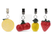 Sæt med fire dekorative klips, hver med et forskelligt frugt- eller grøntsagsdesign: en citronskive, en tomat, en ananas og et jordbær. Klipsene er lavet af metal og har farverige, detaljerede vedhæng i resin, der ligner de respektive frugter eller grøntsager. Hver vedhæng er tredimensionel med realistiske teksturer og farver, og metalklipsen er robust til fastgørelse på forskellige genstande.