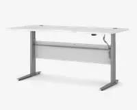 Moderne L-formet skrivebord med hvid bordplade og robuste metalben. Skrivebordet har en ergonomisk udskæring for komfortabel siddeposition, et kabelhul i venstre side og en afdækningsplade for øget privatliv og stabilitet. Stellet har en synlig kabelbakke og en spiralformet ledning, hvilket indikerer højdejusterbar funktion.