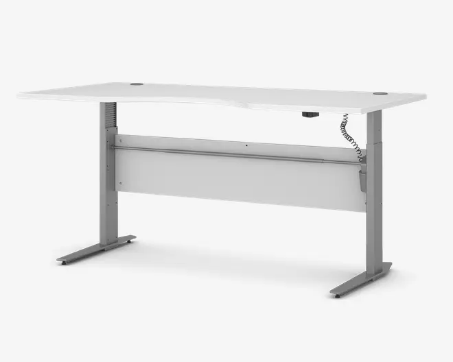 Moderne L-formet skrivebord med hvid bordplade og robuste metalben. Skrivebordet har en ergonomisk udskæring for komfortabel siddeposition, et kabelhul i venstre side og en afdækningsplade for øget privatliv og stabilitet. Stellet har en synlig kabelbakke og en spiralformet ledning, hvilket indikerer højdejusterbar funktion.