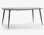 Rektangulært bord med en glat, mat sort overflade og slanke, tilspidsede metalben. Benene er vinklet udad for stabilitet og har et minimalistisk design. Bordet har rene linjer og et moderne udtryk, velegnet til nutidige indretninger.