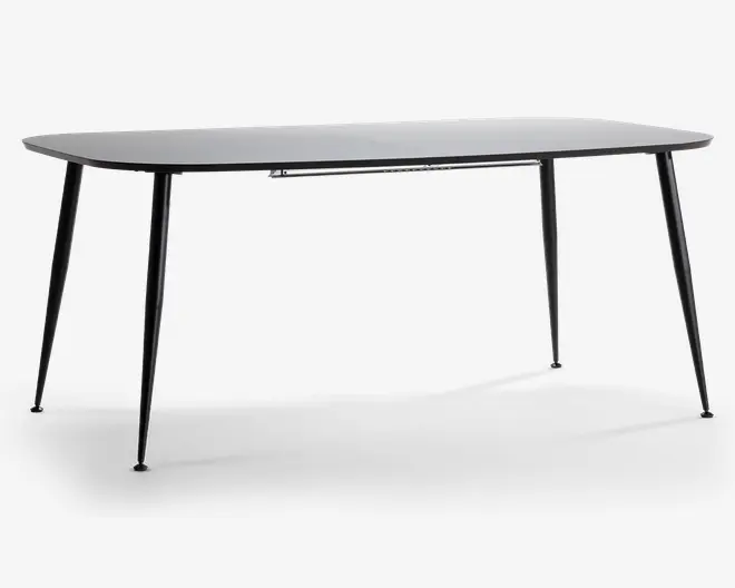 Rektangulært bord med en glat, mat sort overflade og slanke, tilspidsede metalben. Benene er vinklet udad for stabilitet og har et minimalistisk design. Bordet har rene linjer og et moderne udtryk, velegnet til nutidige indretninger.