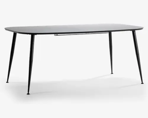 Rektangulært bord med en glat, mat sort overflade og slanke, tilspidsede metalben. Benene er vinklet udad for stabilitet og har et minimalistisk design. Bordet har rene linjer og et moderne udtryk, velegnet til nutidige indretninger.