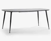 Rektangulært bord med en glat, mat sort overflade og slanke, tilspidsede metalben. Benene er vinklet udad for stabilitet og har et minimalistisk design. Bordet har rene linjer og et moderne udtryk, velegnet til nutidige indretninger.