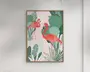 Indrammet kunstværk med en illustration af to lyserøde flamingoer, der står blandt store, stiliserede grønne tropiske blade på en blød pastelrosa baggrund. Flamingoerne er tegnet i levende nuancer af pink og orange, hvor den ene står i forgrunden og den anden i baggrunden, hvilket giver dybde til motivet. Rammen er enkel og i lyst træ, hvilket understreger det friske og moderne udtryk i billedet.
