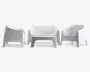 Sæt med tre moderne, minimalistiske siddepladser fremstillet af glat, hvidt formstøbt plast. Sættet består af to lænestole og en to-personers sofa, alle med brede, let buede rygge og armlæn for komfort. Benene er let udadgående, hvilket giver stabilitet og et moderne udtryk. Overfladerne er sømløse og nemme at rengøre, velegnet til både indendørs og udendørs brug.