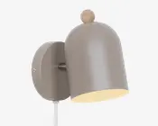 Væghængt lampe med mat taupefarvet kuppelformet skærm, rund vægplade og lille træfarvet knop på toppen, vist vinklet nedad med en varm lys inderside.