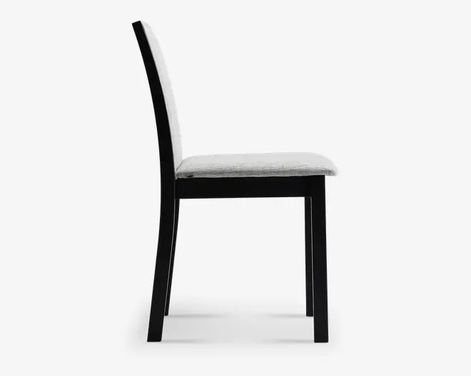 Stol set fra siden med lige, høj ryg og polstret sæde betrukket med lysegråt stof. Stolen har en solid, mørk træramme med let tilspidsede ben og en let buet ryg for ergonomisk støtte.