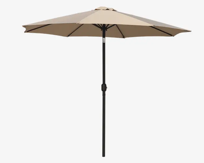 Stor udendørs parasol med beige, ottekantet skærm og solid sort stang. Har et drejehåndtag til nem åbning og lukning. Skærmen understøttes af flere stivere for stabilitet og jævn spænding. Velegnet til at give skygge på terrasser eller i haver.