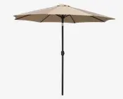 Stor udendørs parasol med beige, ottekantet skærm og solid sort stang. Har et drejehåndtag til nem åbning og lukning. Skærmen understøttes af flere stivere for stabilitet og jævn spænding. Velegnet til at give skygge på terrasser eller i haver.
