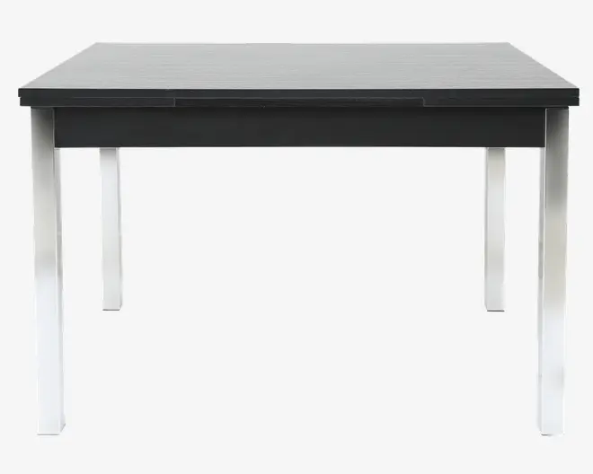 Rektangulært bord med en glat, mørk bordplade og fire lige, sølvfarvede metalben. Designet er moderne og minimalistisk med rene linjer og et solidt udtryk. Bordet har en flad overflade uden synlige skuffer eller udsmykninger.