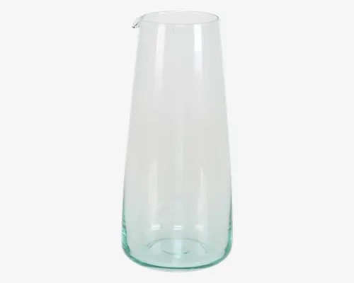 Høj, klar glasbeholder med et let grønligt skær, glat cylindrisk form, der snævrer en smule ind mod toppen. Randen er afrundet og har en lille hældetud for nem udskænkning. Bunden er tyk og solid, hvilket giver god stabilitet.