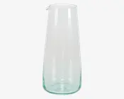 Høj, klar glasbeholder med et let grønligt skær, glat cylindrisk form, der snævrer en smule ind mod toppen. Randen er afrundet og har en lille hældetud for nem udskænkning. Bunden er tyk og solid, hvilket giver god stabilitet.