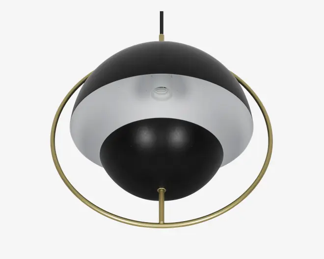 Et moderne loftarmatur med et kugleformet design i mat sort og hvid finish. Kuglen er omgivet af en tynd, guldfarvet metalring, hvilket giver lampen et stilfuldt og nutidigt udtryk. Fatningen til pæren sidder centralt i bunden af kuglen, og lampen hænger ned fra en sort ledning. Kombinationen af sort, hvid og guld skaber en markant visuel kontrast.