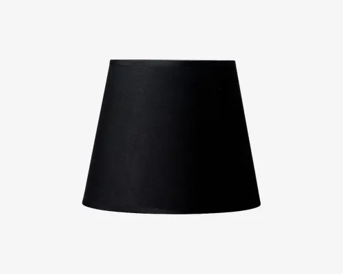 En sort, konisk lampeskærm med en glat stofoverflade. Skærmen har en klassisk form, der er bredere forneden og smallere foroven, med rene, lige kanter. Indersiden ser ud til at være foret, og det samlede design er minimalistisk og moderne, hvilket gør den velegnet til forskellige lampestativer.
