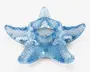 Et lysestage formet som en søstjerne, lavet af blå glas med en tekstureret overflade og små forhøjninger, der efterligner en rigtig søstjernes udseende. Holderen har et centralt hulrum, der passer til et lille fyrfadslys. Glasset er gennemsigtigt og giver et blødt, havinspireret udtryk.