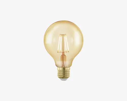 Rund, stor pære med varmt, ravfarvet glas. Pæren har synlige LED-filamenter, der er placeret lodret indeni, hvilket giver et vintage og dekorativt udseende. Den har en standard skruefatning med metalfinish, som passer til de fleste almindelige lamper.